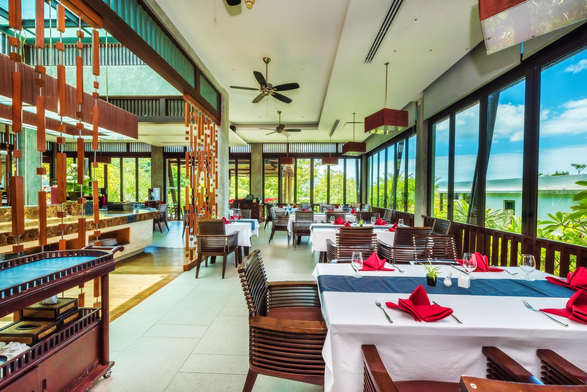 Wyndham Sea Pearl Resort, Phuket Patong Εξωτερικό φωτογραφία The restaurant at the resort